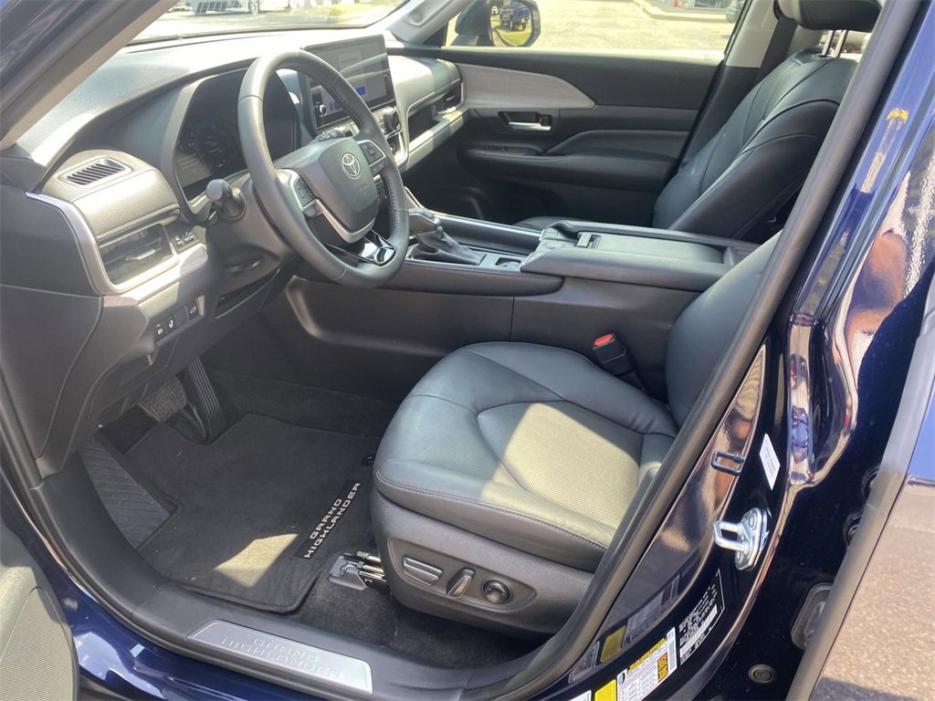 Used 2025 Toyota Grand Highlander FWD image 16