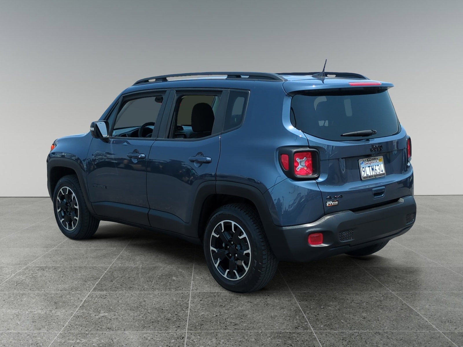 Used 2023 Jeep Renegade Latitude AWD/4WD image 3