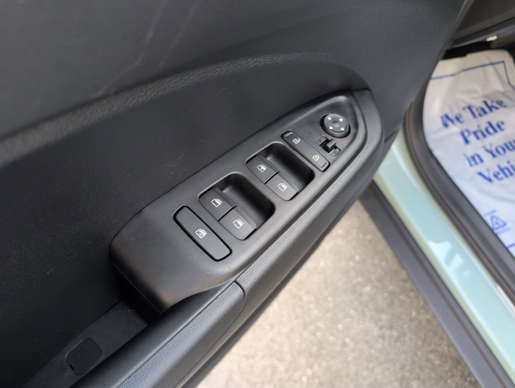 Certified 2025 Hyundai Venue SE image 12