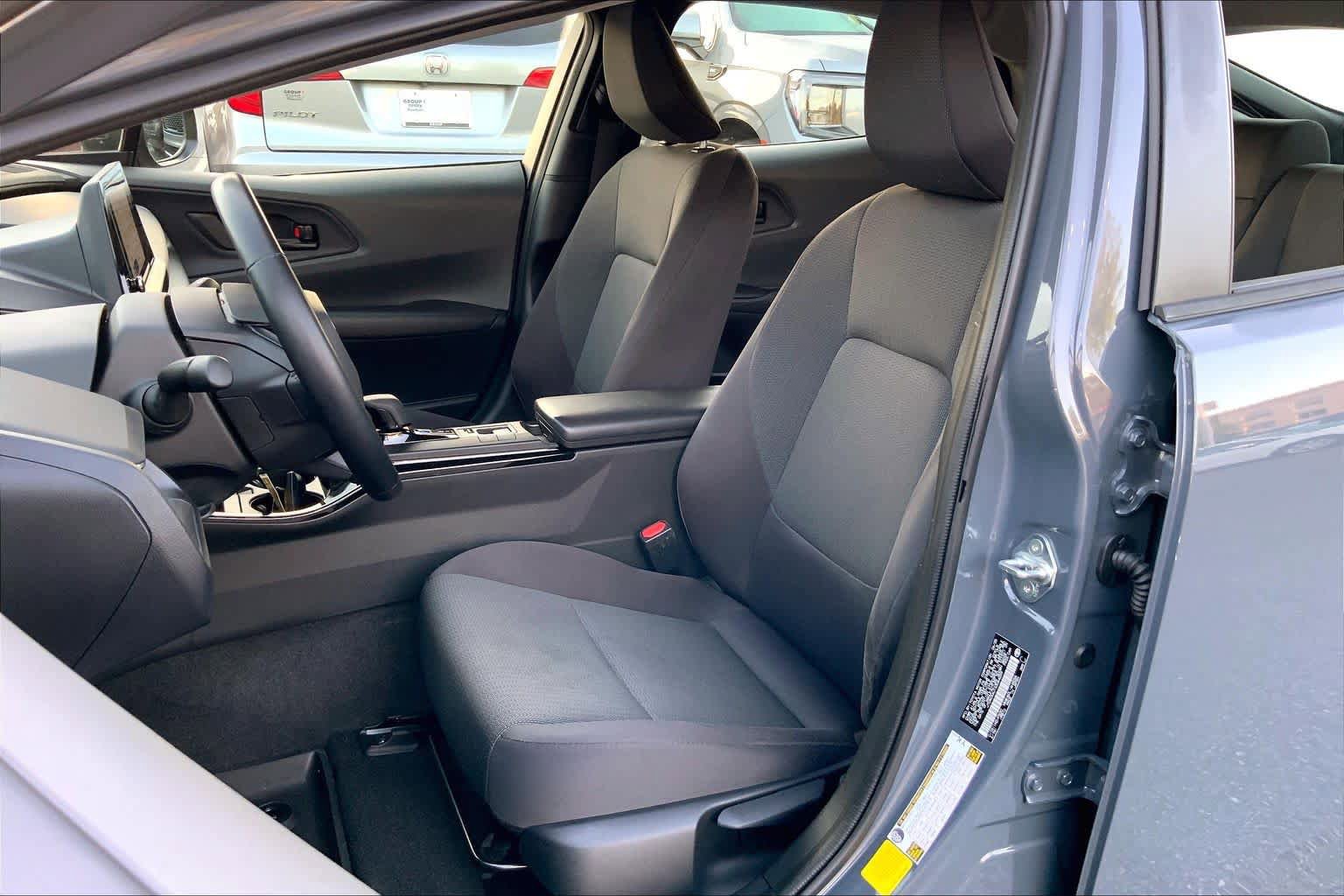 Used 2025 Toyota Prius LE FWD image 8
