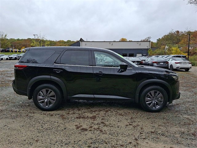 Used 2025 Nissan Pathfinder S image 25
