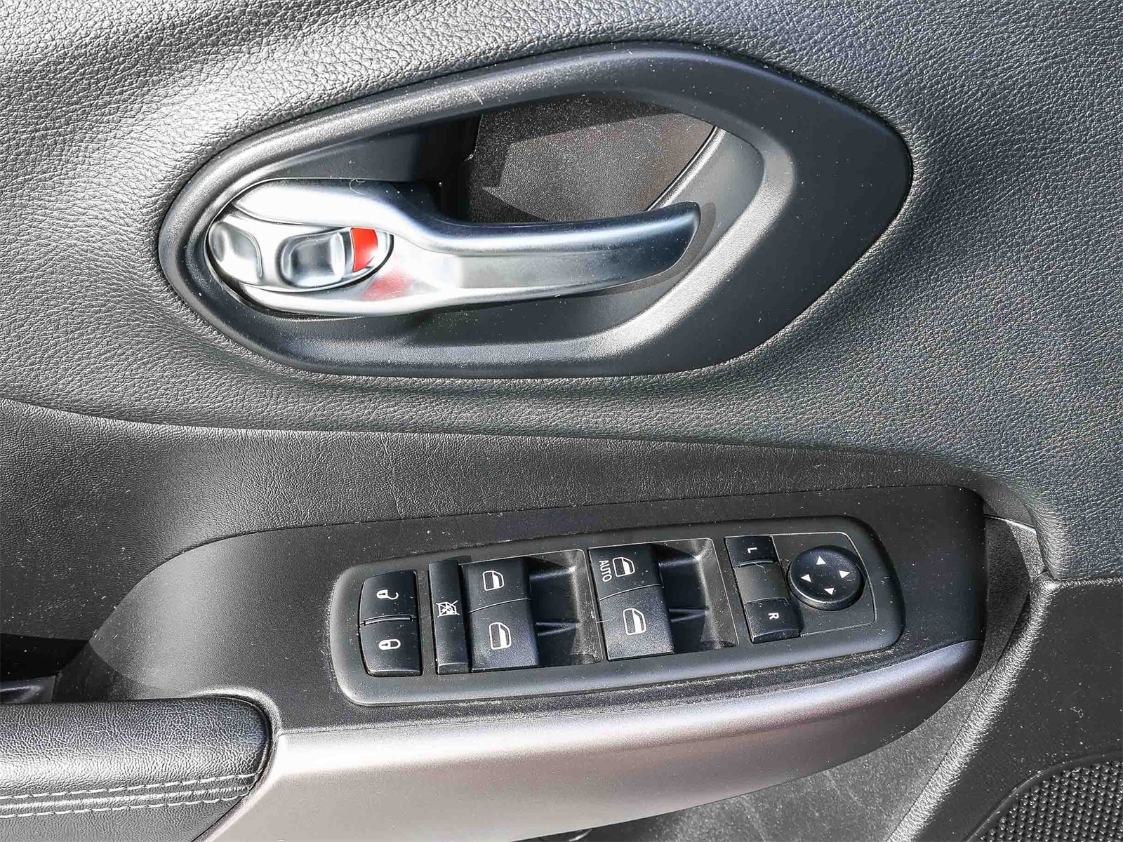 Used 2019 Jeep Cherokee Latitude w/ Popular Appearance Group image 22