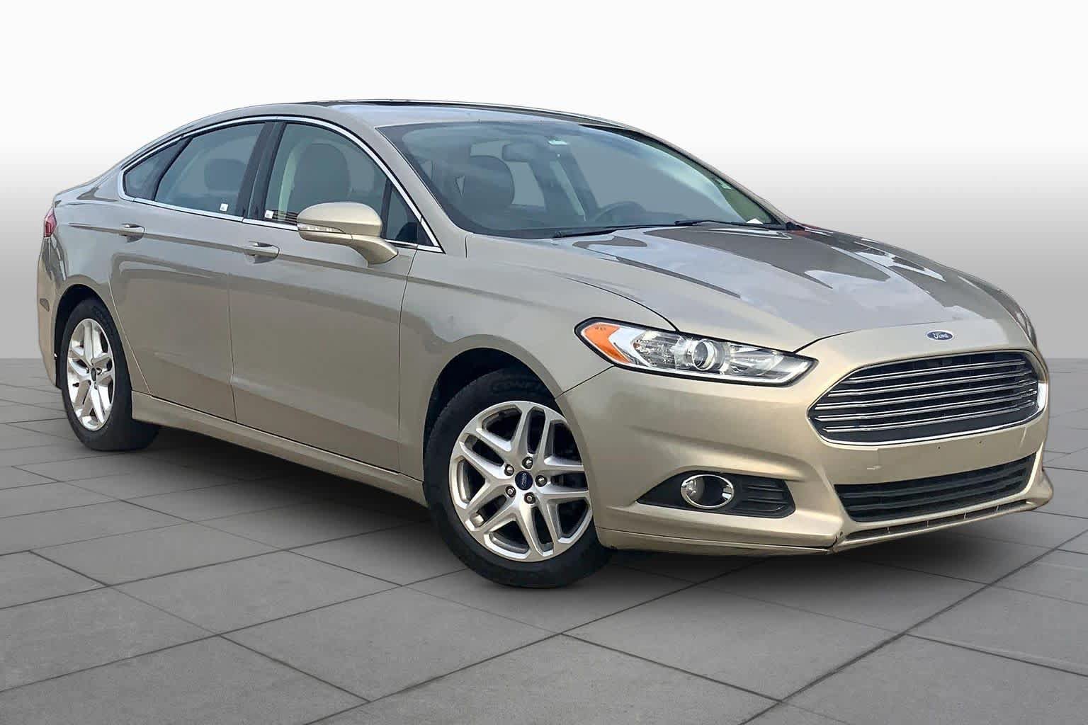 Used 2015 Ford Fusion SE w/ Equipment Group 202A FWD image 3