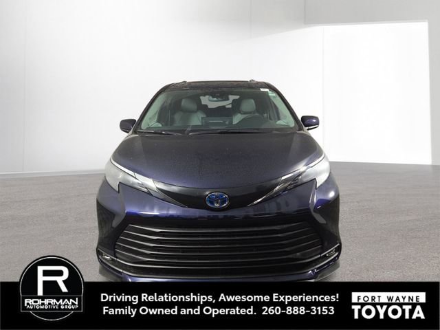 New 2025 Toyota Sienna XLE image 3