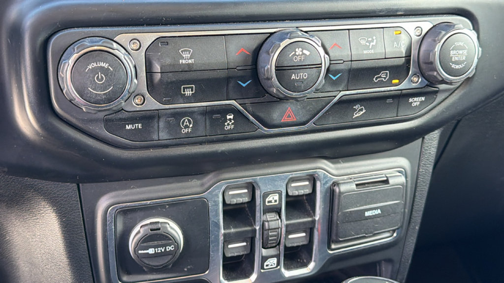 Used 2020 Jeep Wrangler Unlimited Sahara AWD/4WD image 14