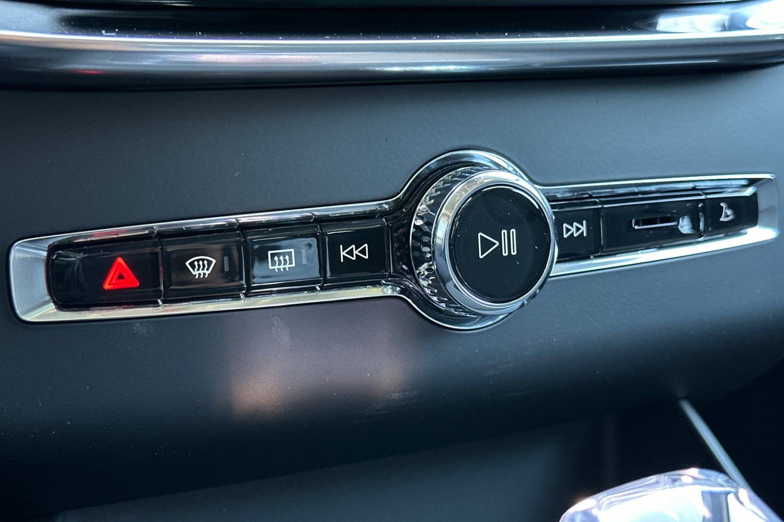 Certified 2025 Volvo XC90 B6 Core w/ Protection Package Premier image 24