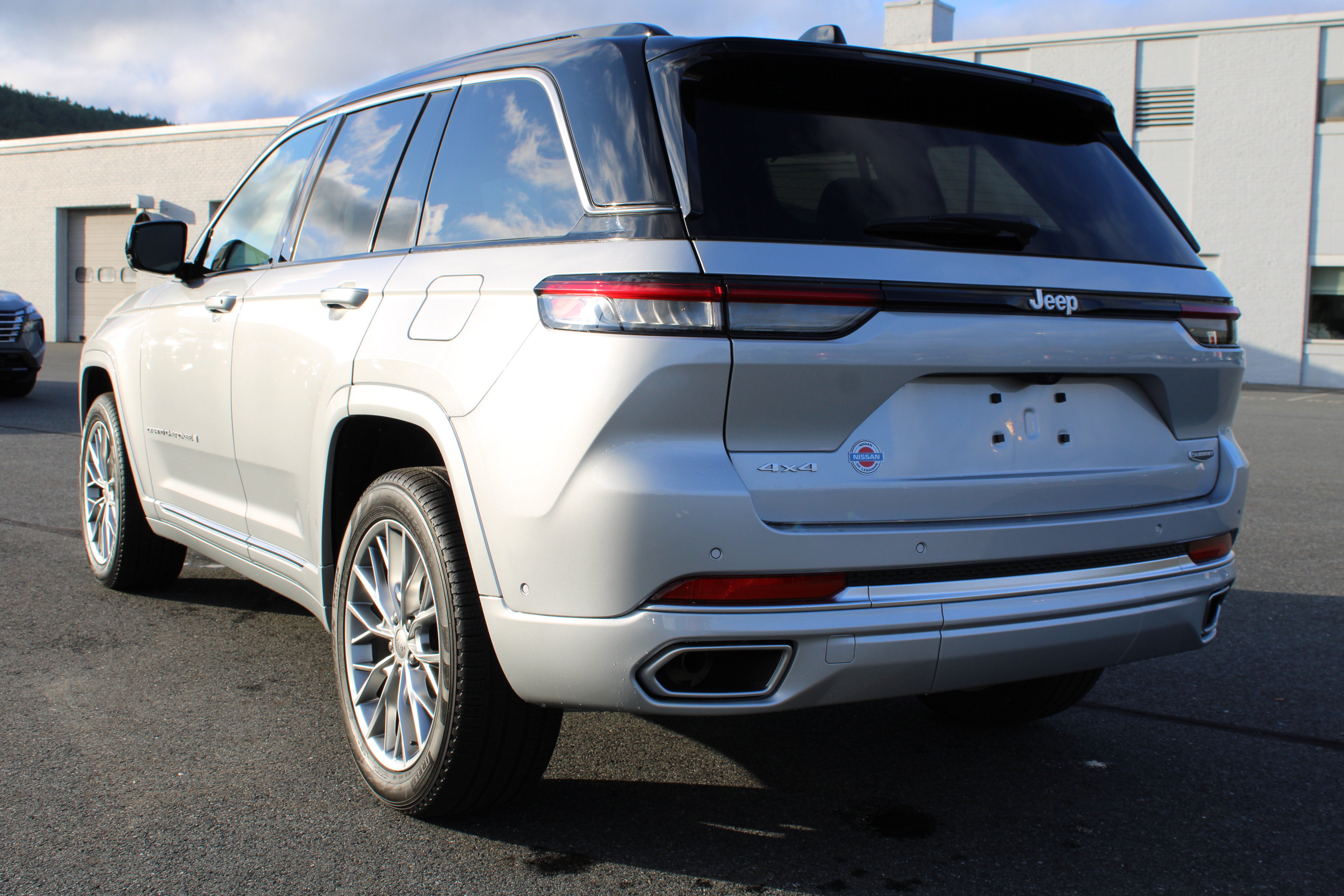 Used 2025 Jeep Grand Cherokee Summit w/ Luxury Tech Group V AWD/4WD image 12