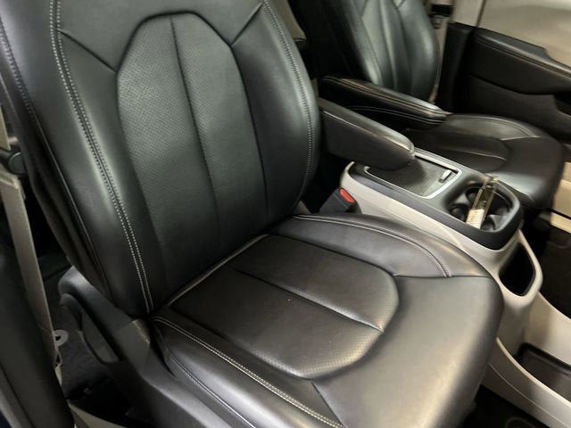 Used 2023 Chrysler Pacifica Touring-L FWD image 27