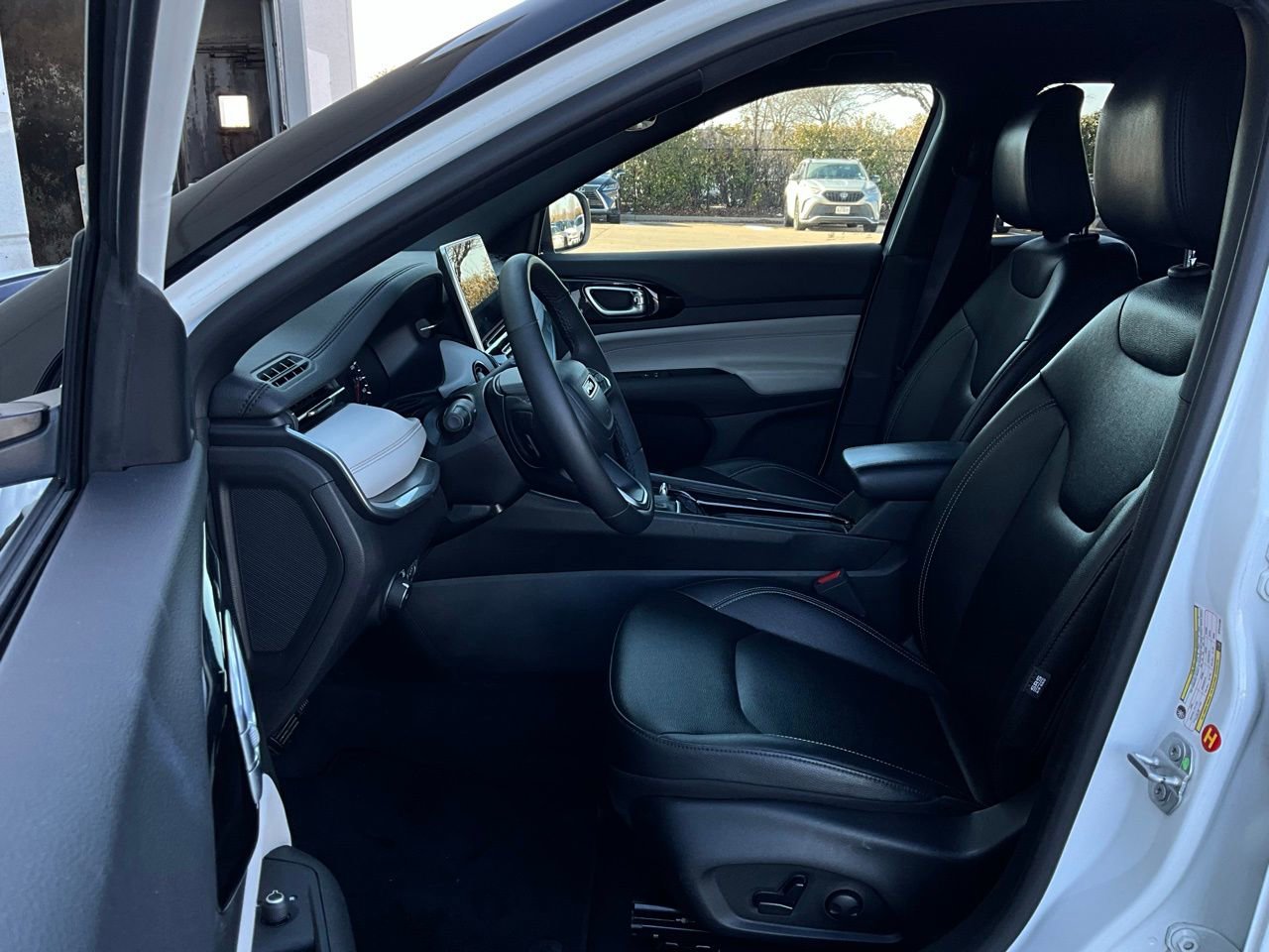 Used 2025 Jeep Compass Limited image 10