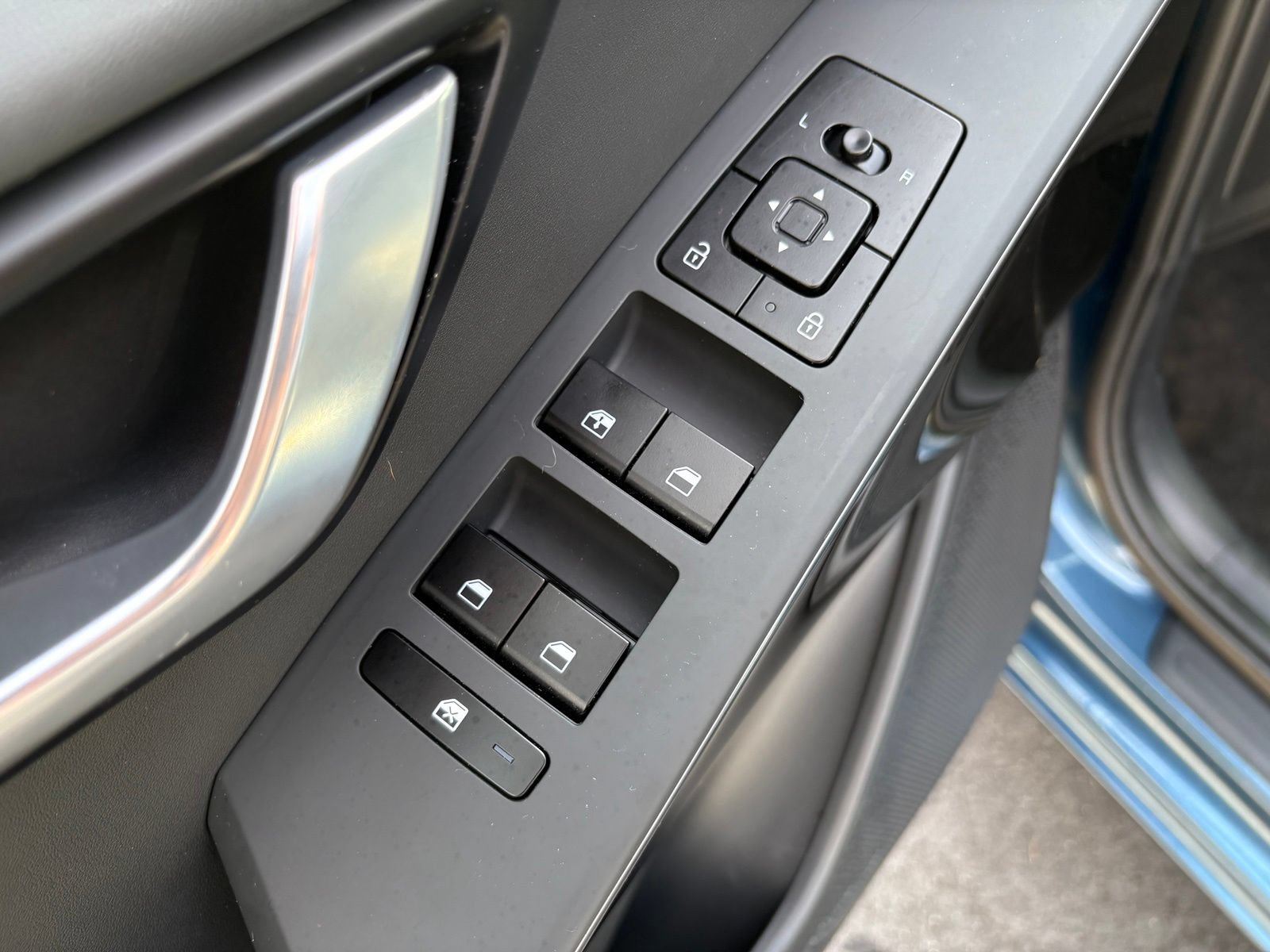 Used 2025 Kia Niro EX FWD image 26