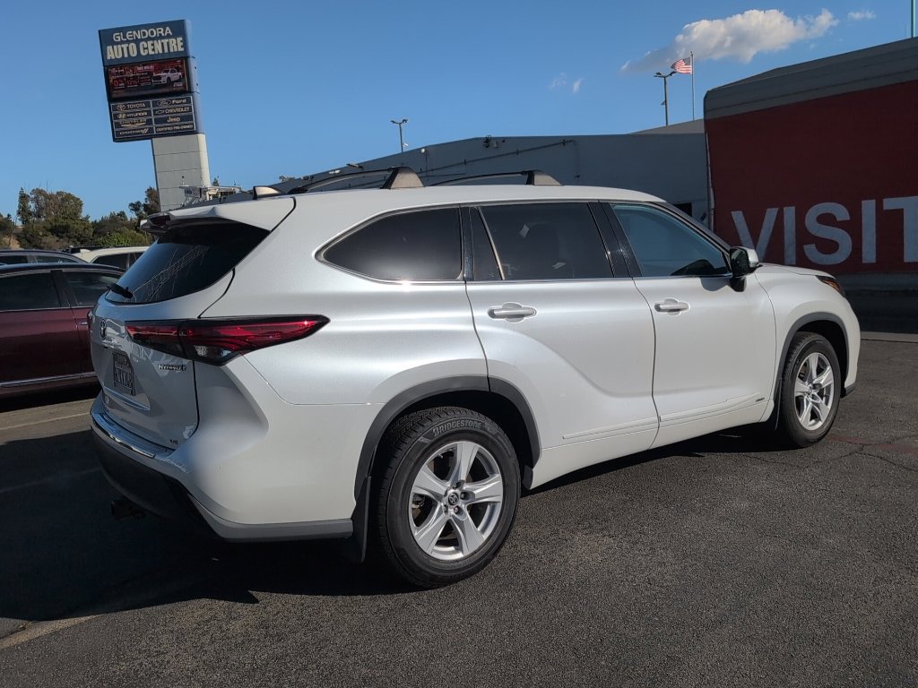 Used 2022 Toyota Highlander LE AWD/4WD image 3