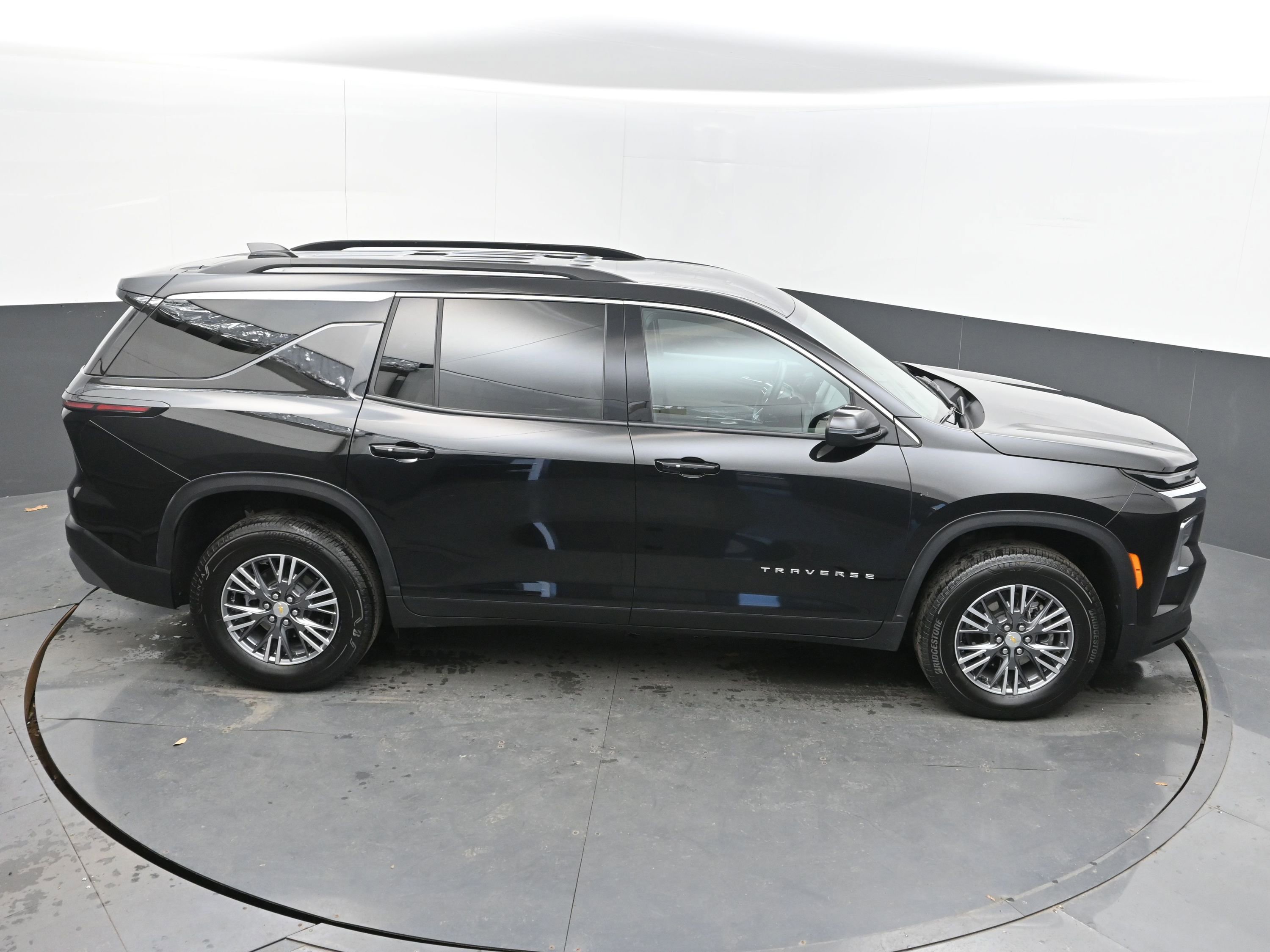 Used 2025 Chevrolet Traverse LT image 40