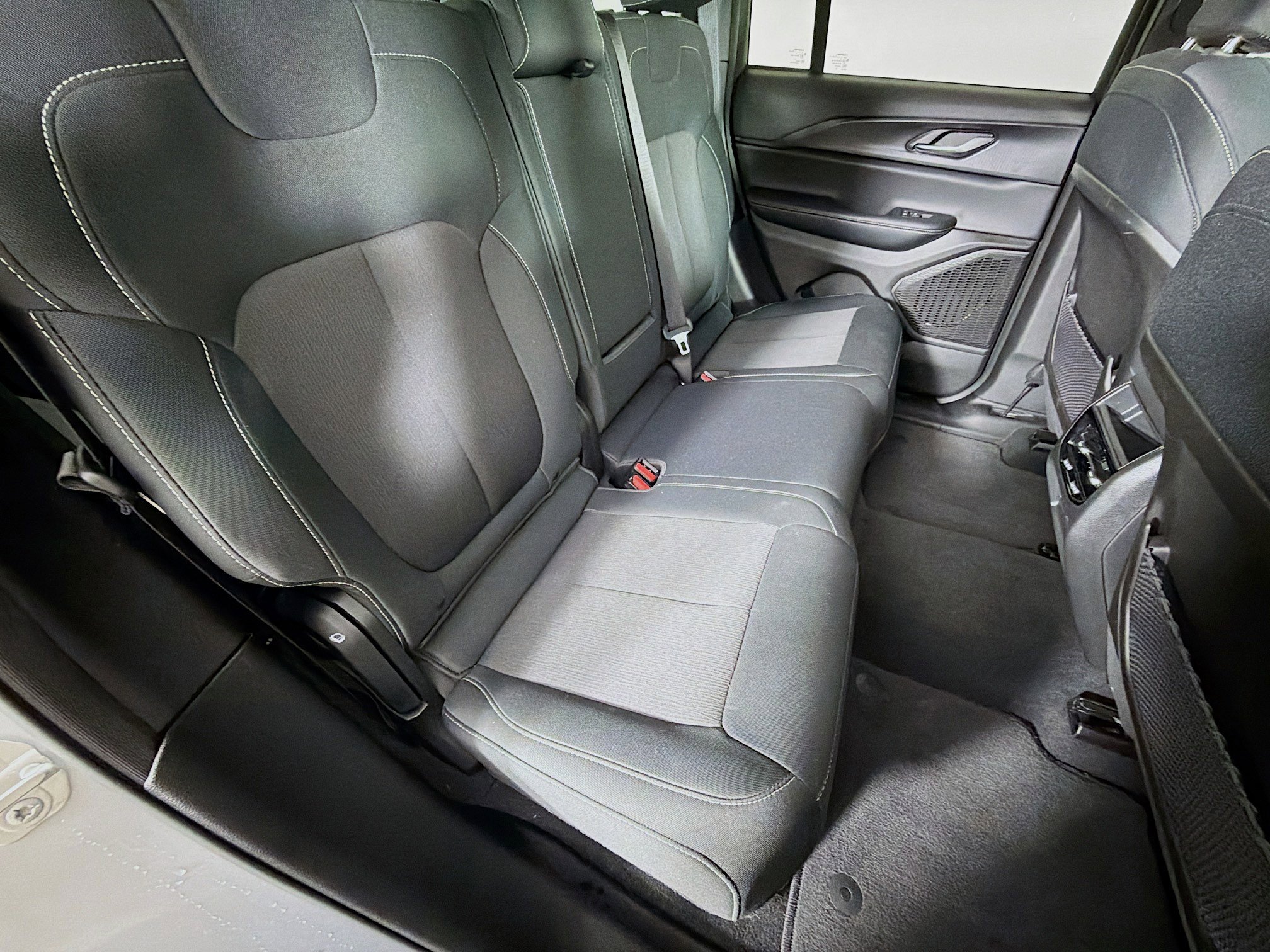 Used 2024 Jeep Grand Cherokee Laredo image 25