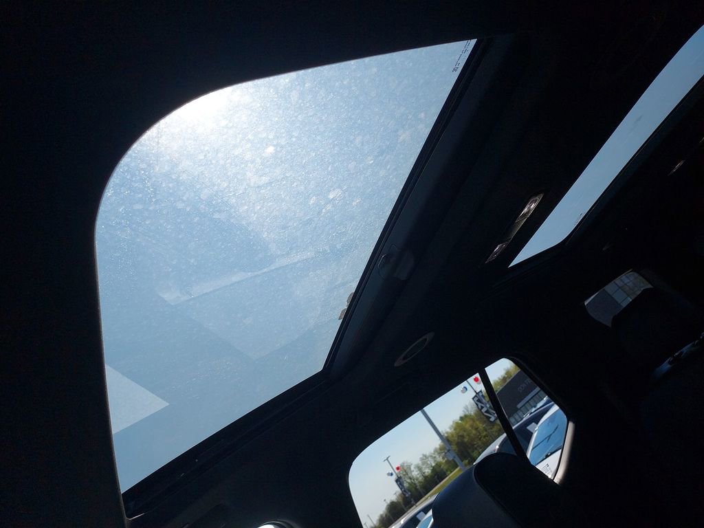 Used 2023 Chevrolet Traverse RS image 27