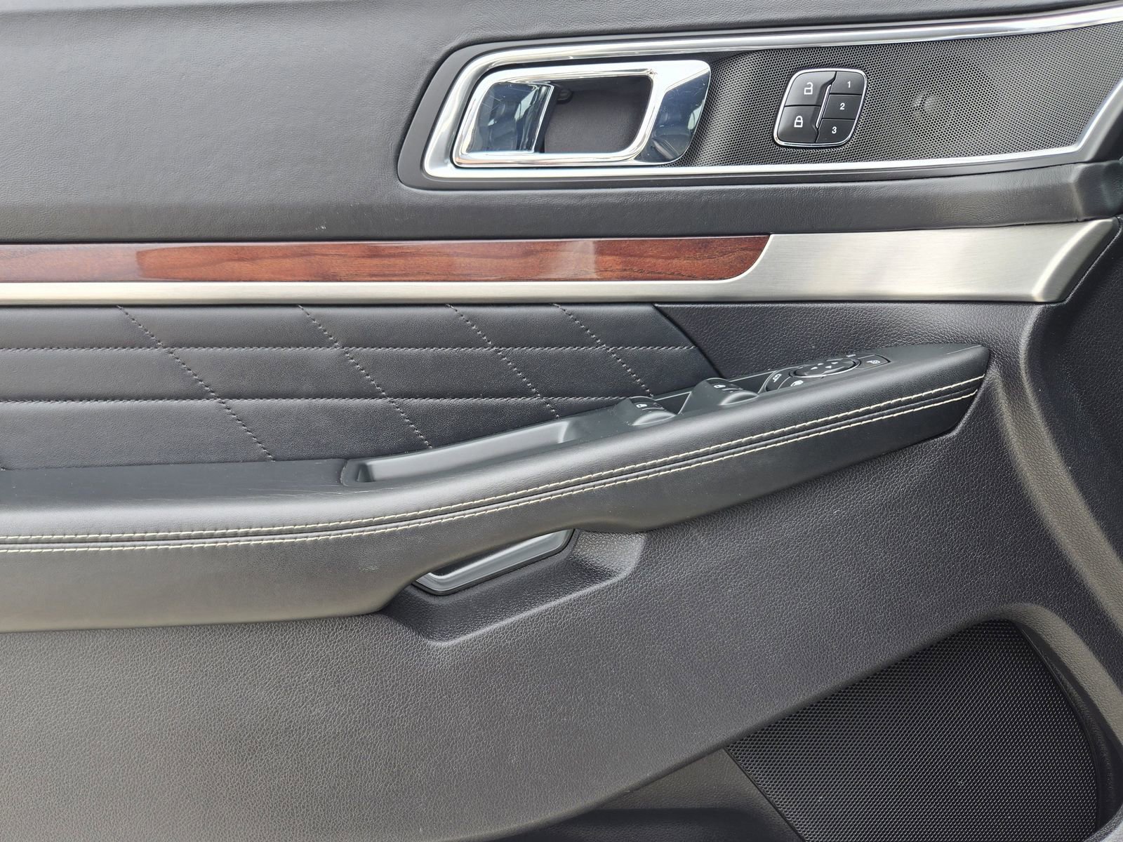 Used 2019 Ford Explorer Platinum AWD/4WD image 25