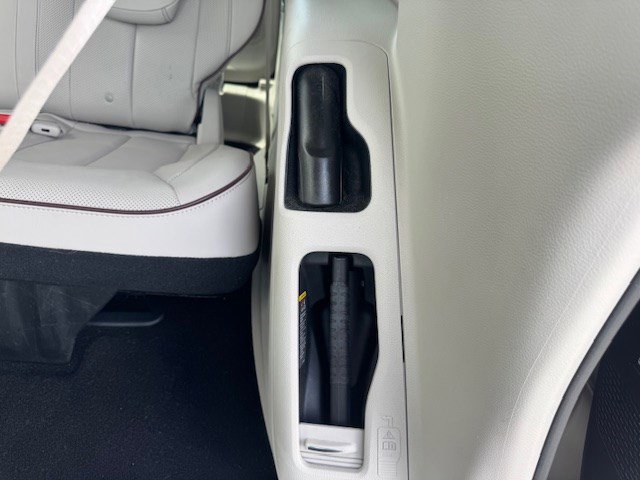 Used 2020 Chrysler Pacifica Limited w/ Tire & Wheel Group FWD image 33