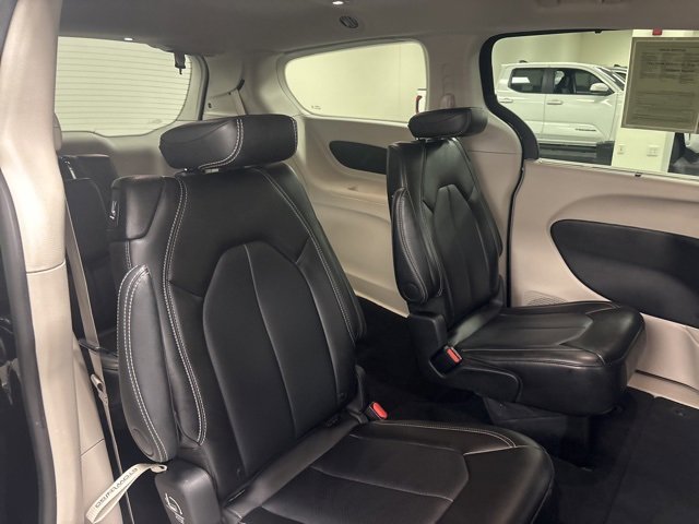Used 2024 Chrysler Pacifica Touring-L image 10