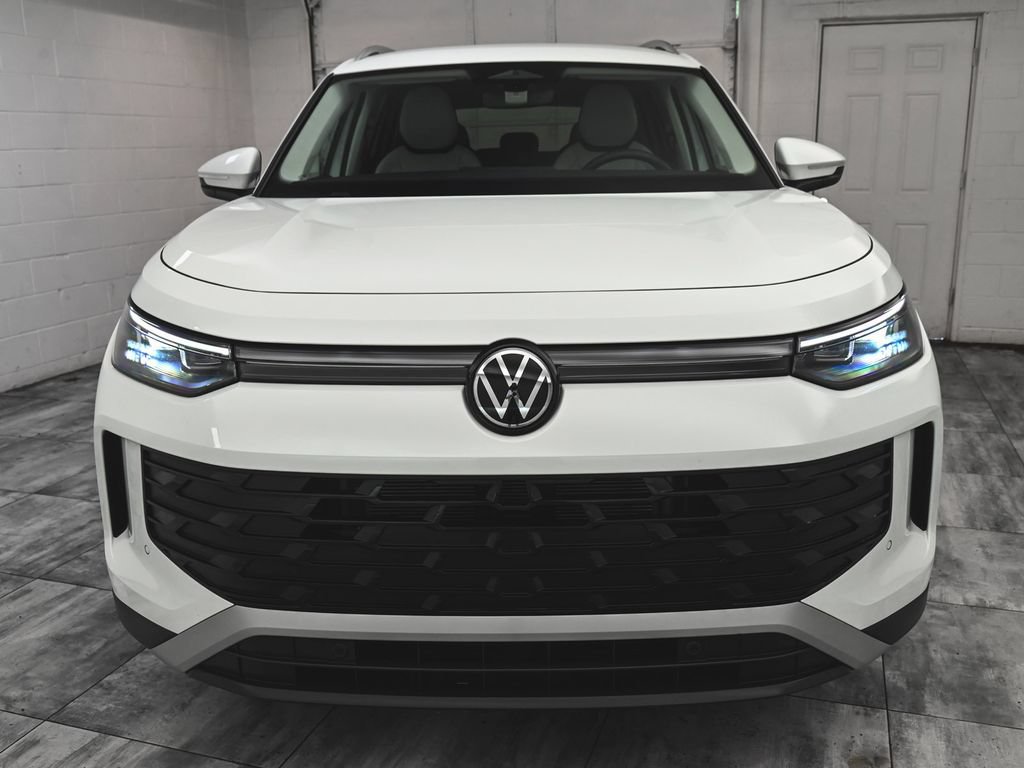 Used 2025 Volkswagen Tiguan SE AWD/4WD image 2