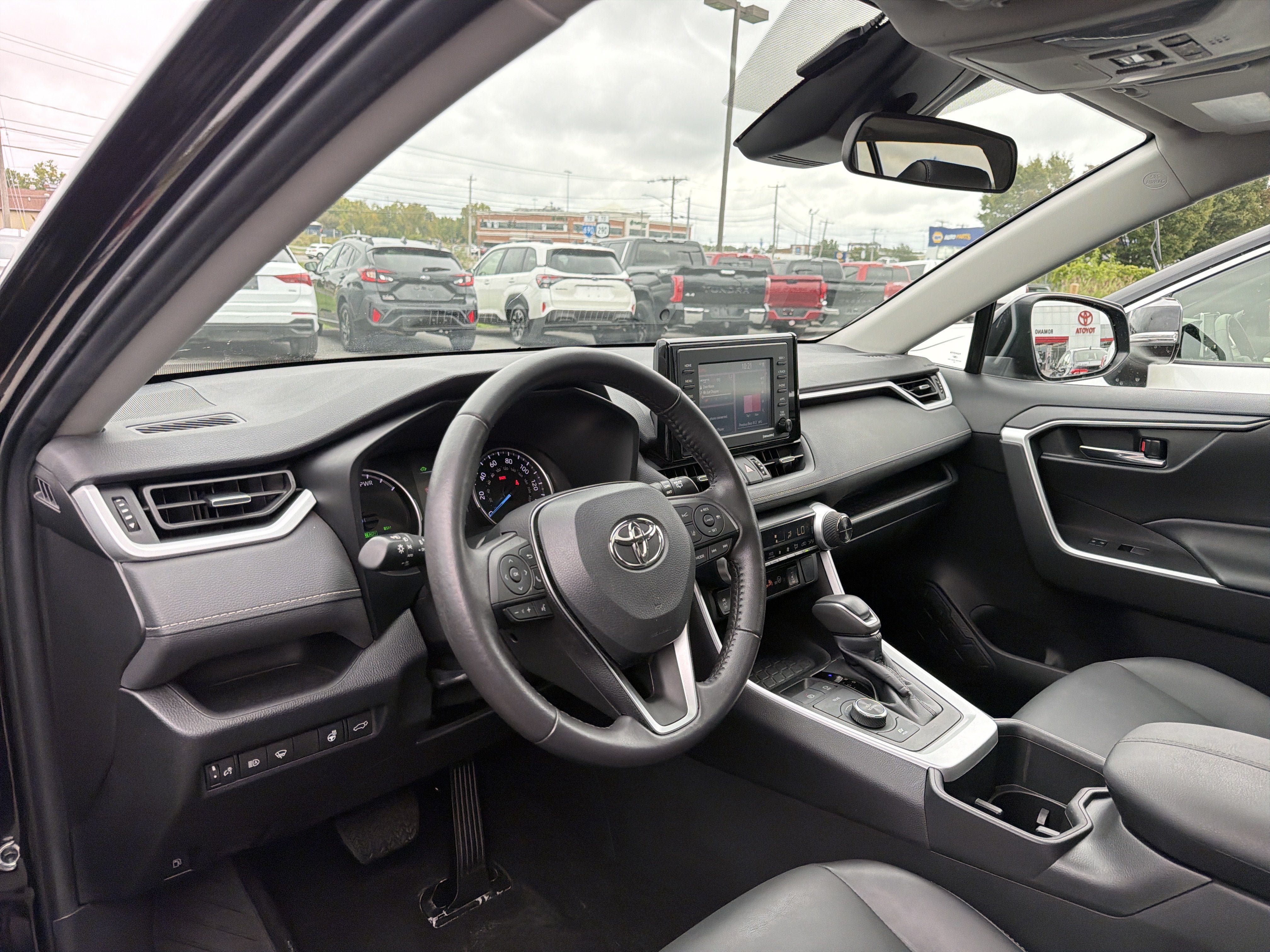 Used 2022 Toyota RAV4 XLE Premium AWD/4WD image 9