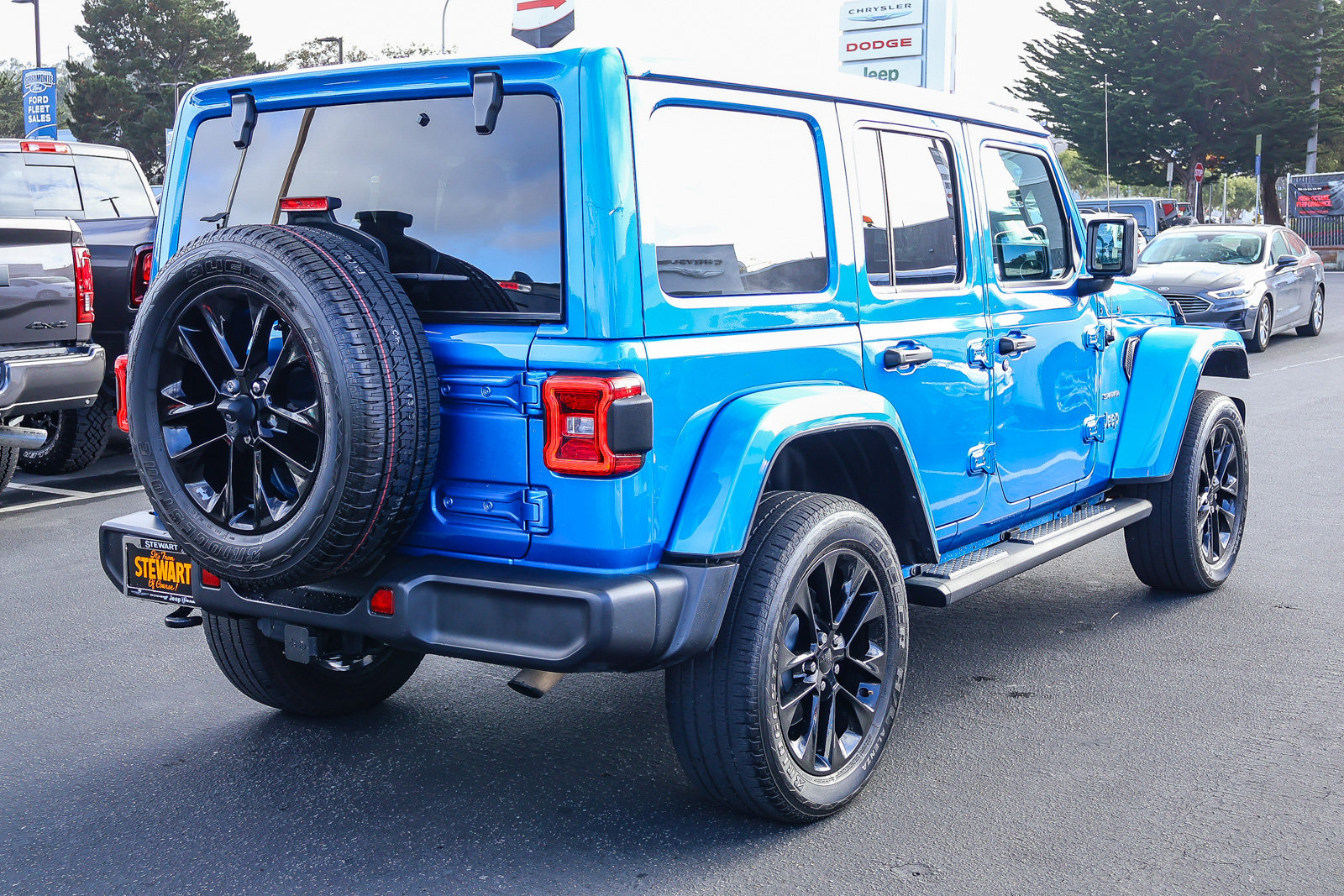 Used 2021 Jeep Wrangler Unlimited Sahara w/ Cold Weather Group AWD/4WD image 21