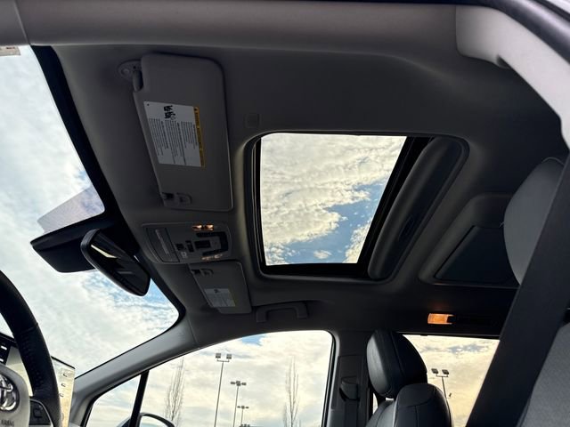 Used 2023 Toyota Sienna Limited image 28