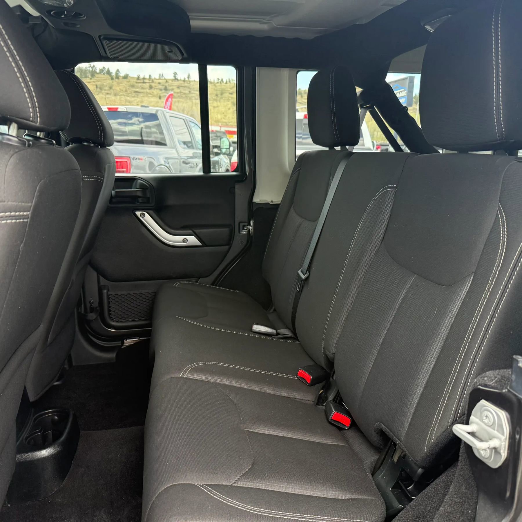 Used 2018 Jeep Wrangler Unlimited Sahara w/ Connectivity Group AWD/4WD image 12