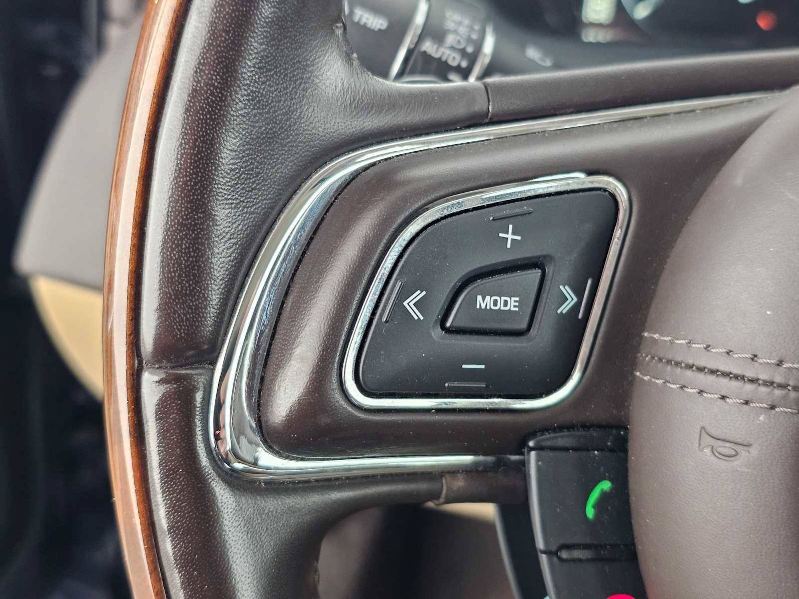 Used 2019 Jaguar XJ R-Sport image 27