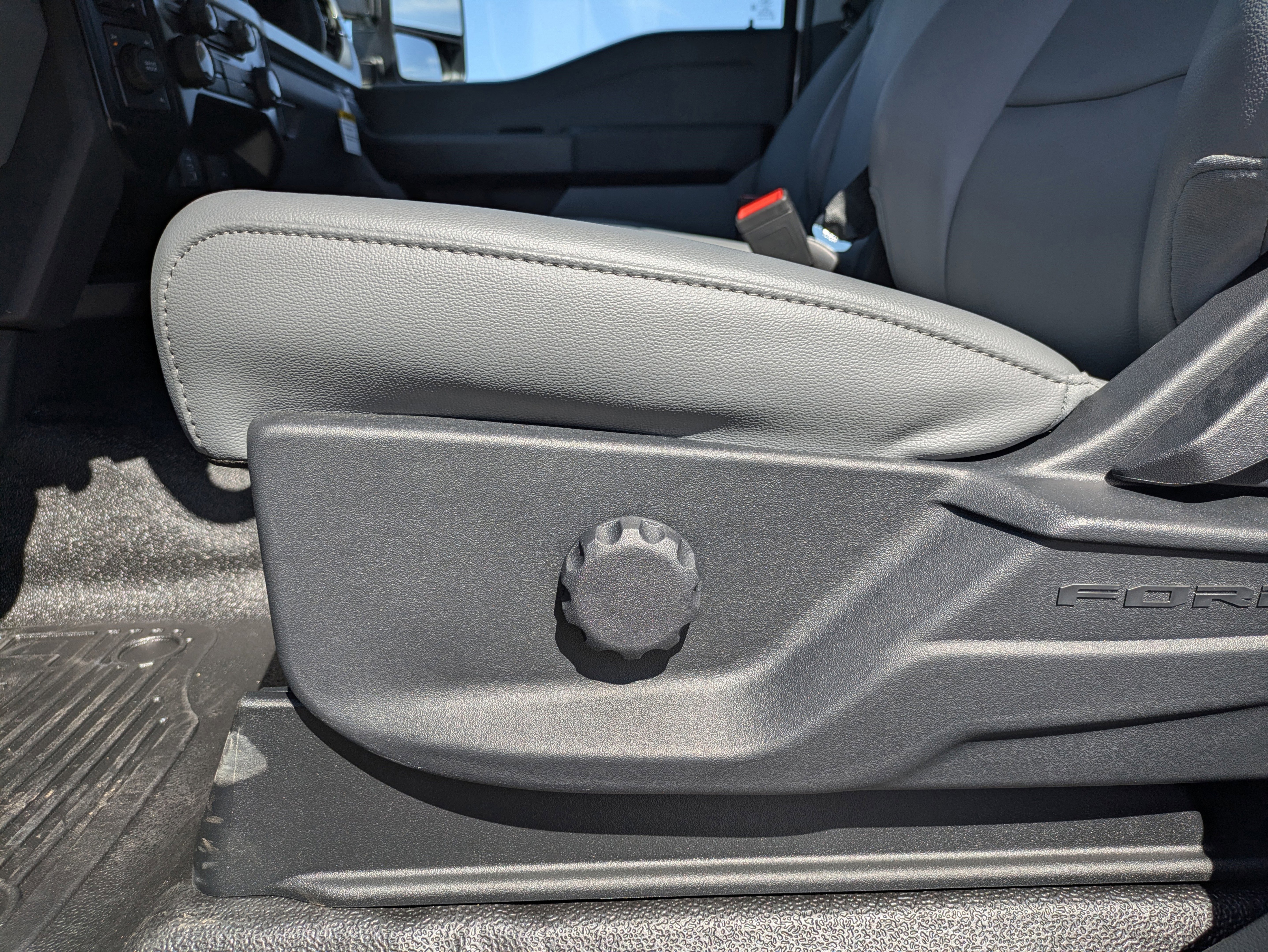 New 2025 Ford F550 4x4 Regular Cab Super Duty image 25