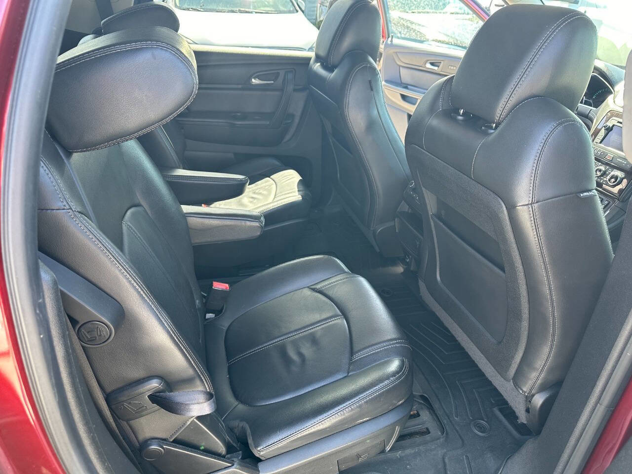 Used 2017 Chevrolet Traverse LT image 16