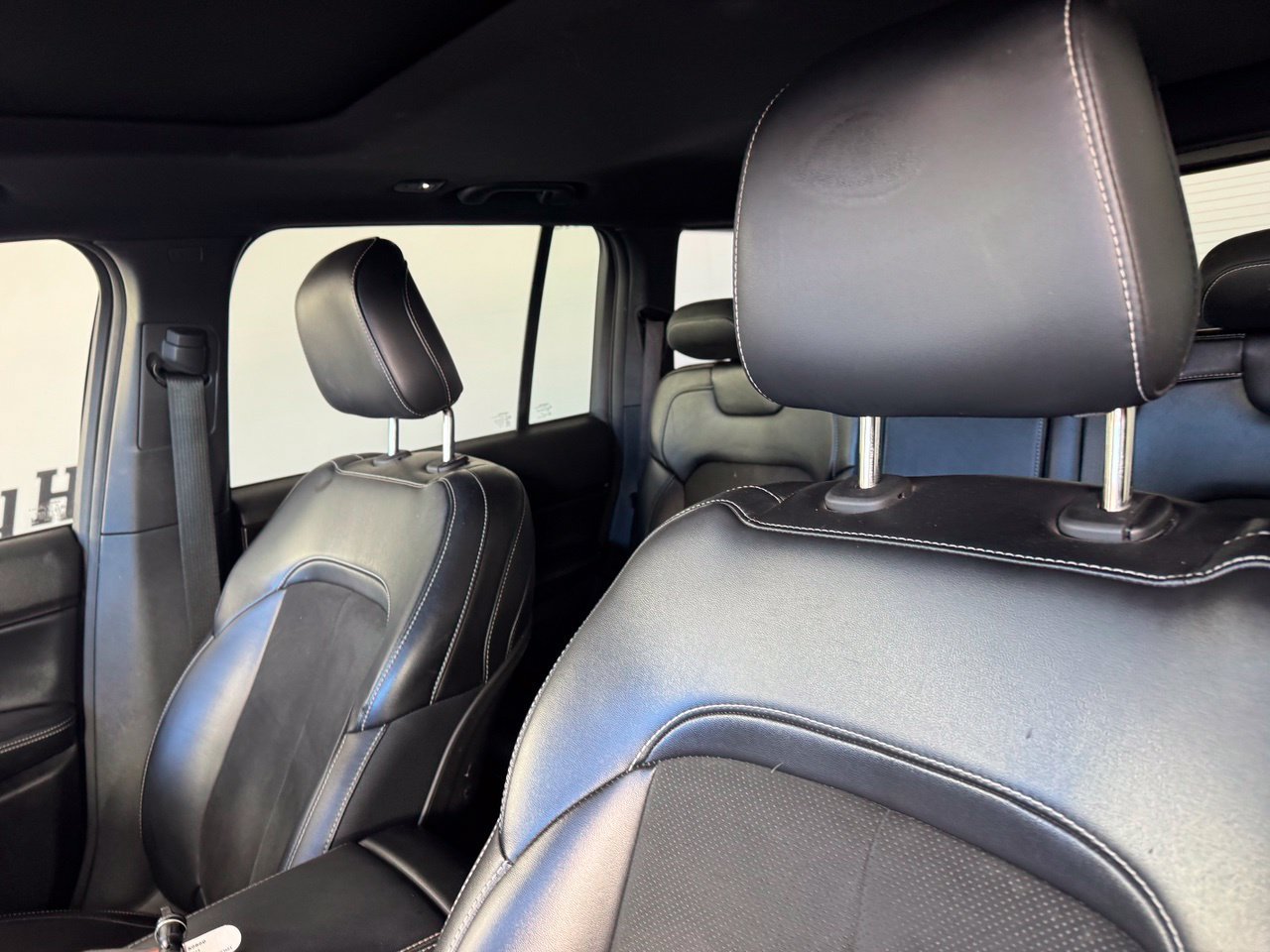 Used 2023 Jeep Grand Cherokee Altitude RWD image 10