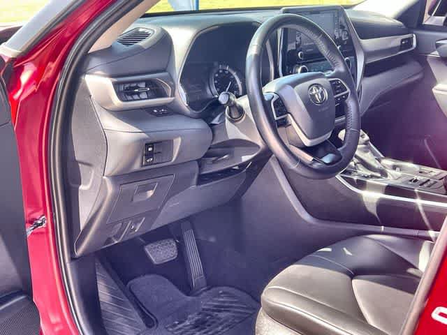 Used 2022 Toyota Highlander XLE AWD/4WD image 3