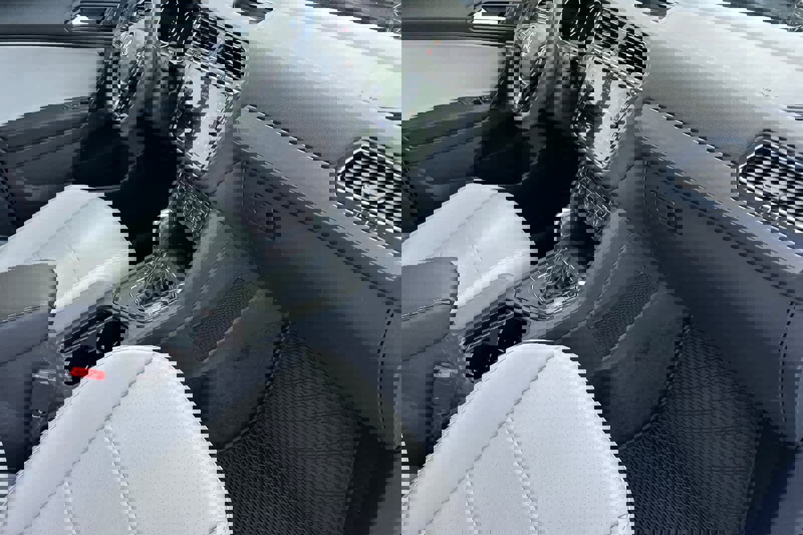 Used 2021 Volkswagen Tiguan SE w/ Panoramic Sunroof Package image 18