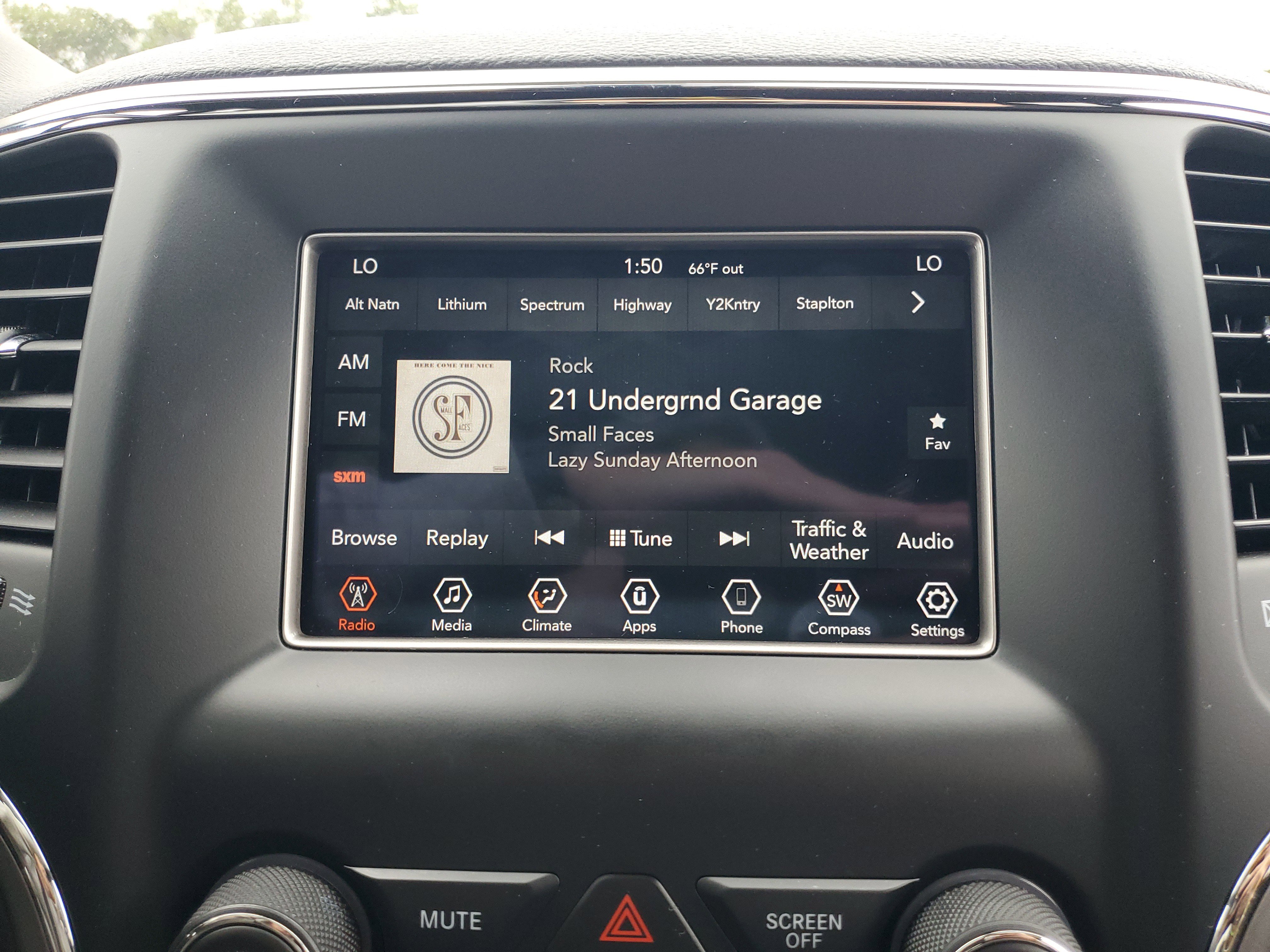 Used 2018 Jeep Grand Cherokee Laredo image 4