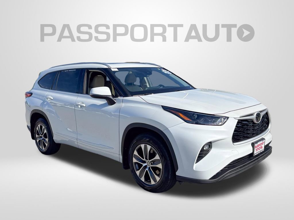 Used 2022 Toyota Highlander XLE AWD/4WD image 11