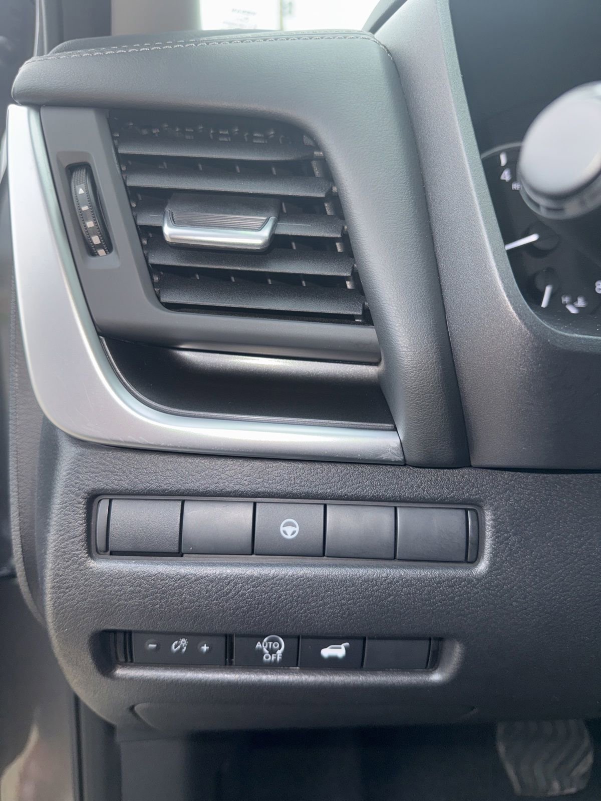 Used 2025 Nissan Rogue SV w/ SV Premium Package FWD image 27