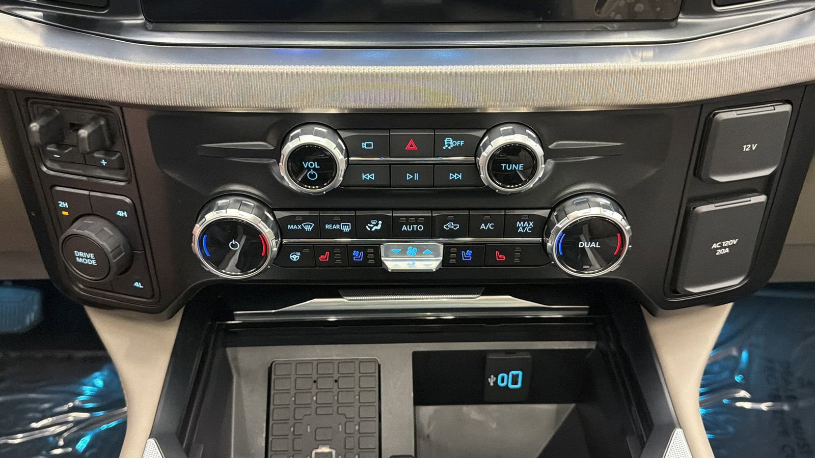 Used 2026 Ford F450 Platinum w/ Platinum Plus Package image 25