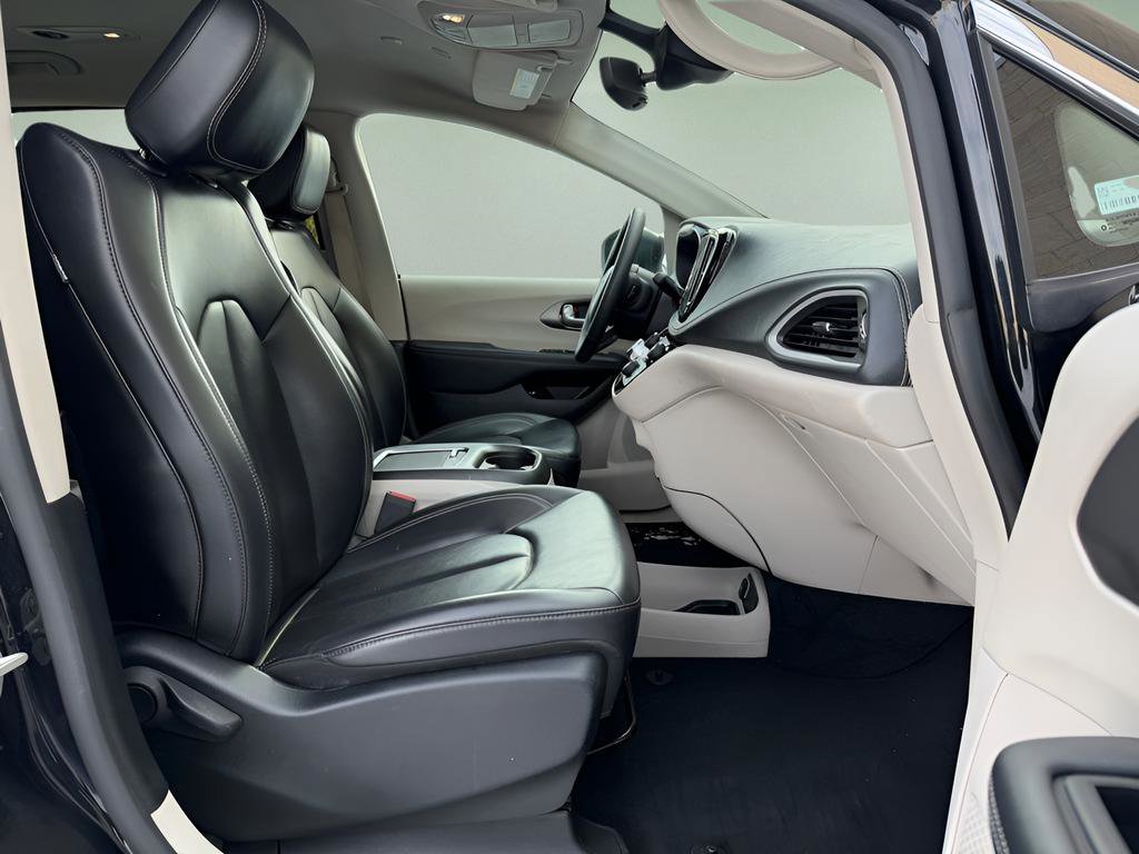 Used 2023 Chrysler Pacifica Touring-L image 29