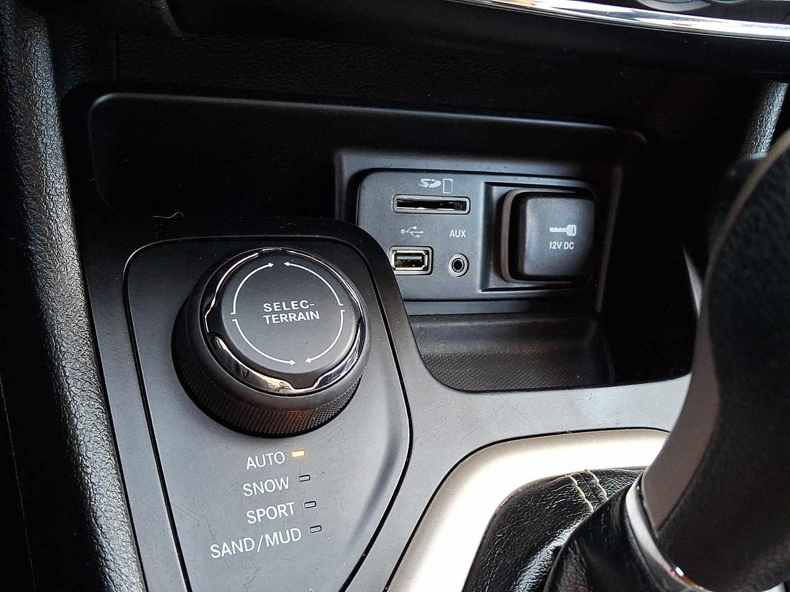 Used 2016 Jeep Cherokee Latitude AWD/4WD image 23