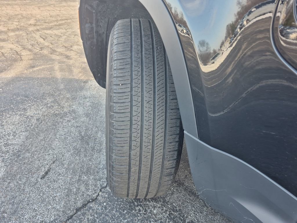 Used 2025 Land Rover Defender 110 S image 25