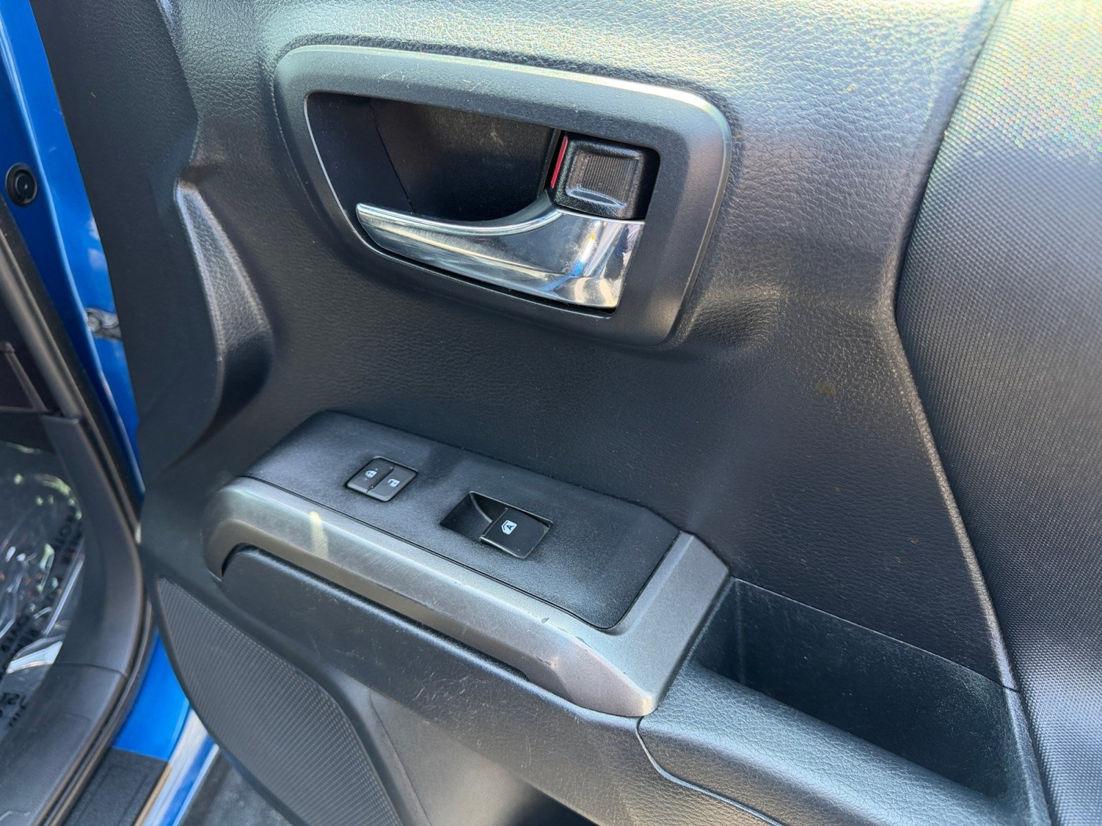 Used 2018 Toyota Tacoma TRD Off-Road w/ Technology Package AWD/4WD image 16
