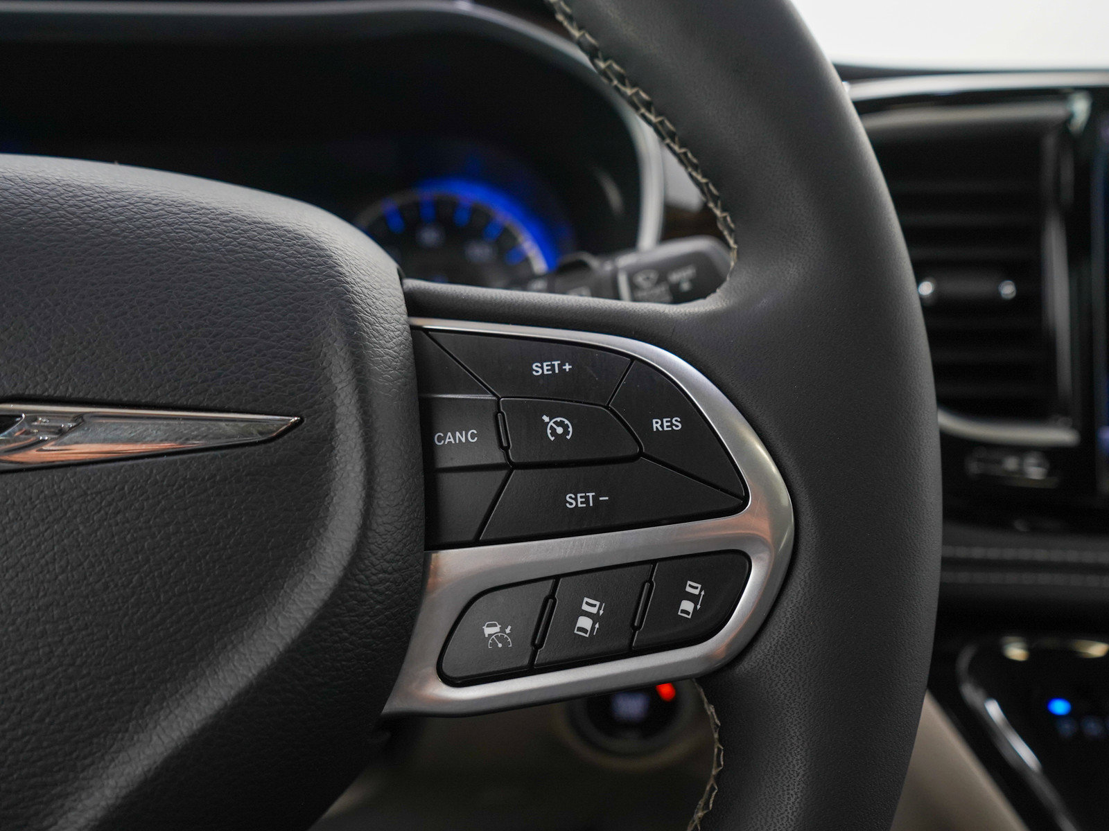 Used 2023 Chrysler Pacifica Limited FWD image 28