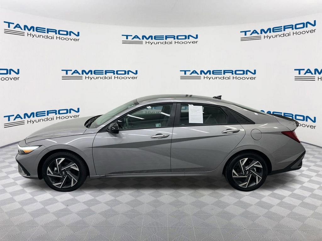 Used 2025 Hyundai Elantra SEL FWD image 2