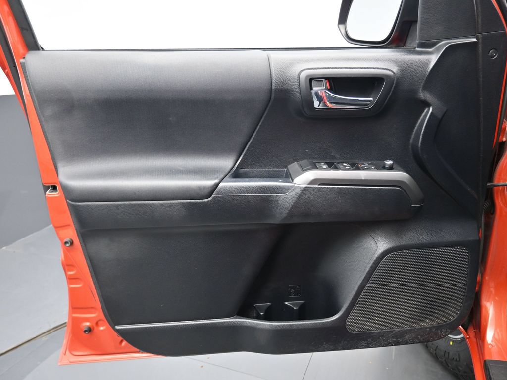 Used 2016 Toyota Tacoma TRD Sport w/ Towing Package AWD/4WD image 16