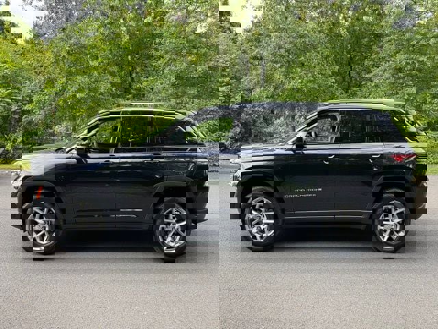 Certified 2023 Jeep Grand Cherokee Laredo AWD/4WD image 2