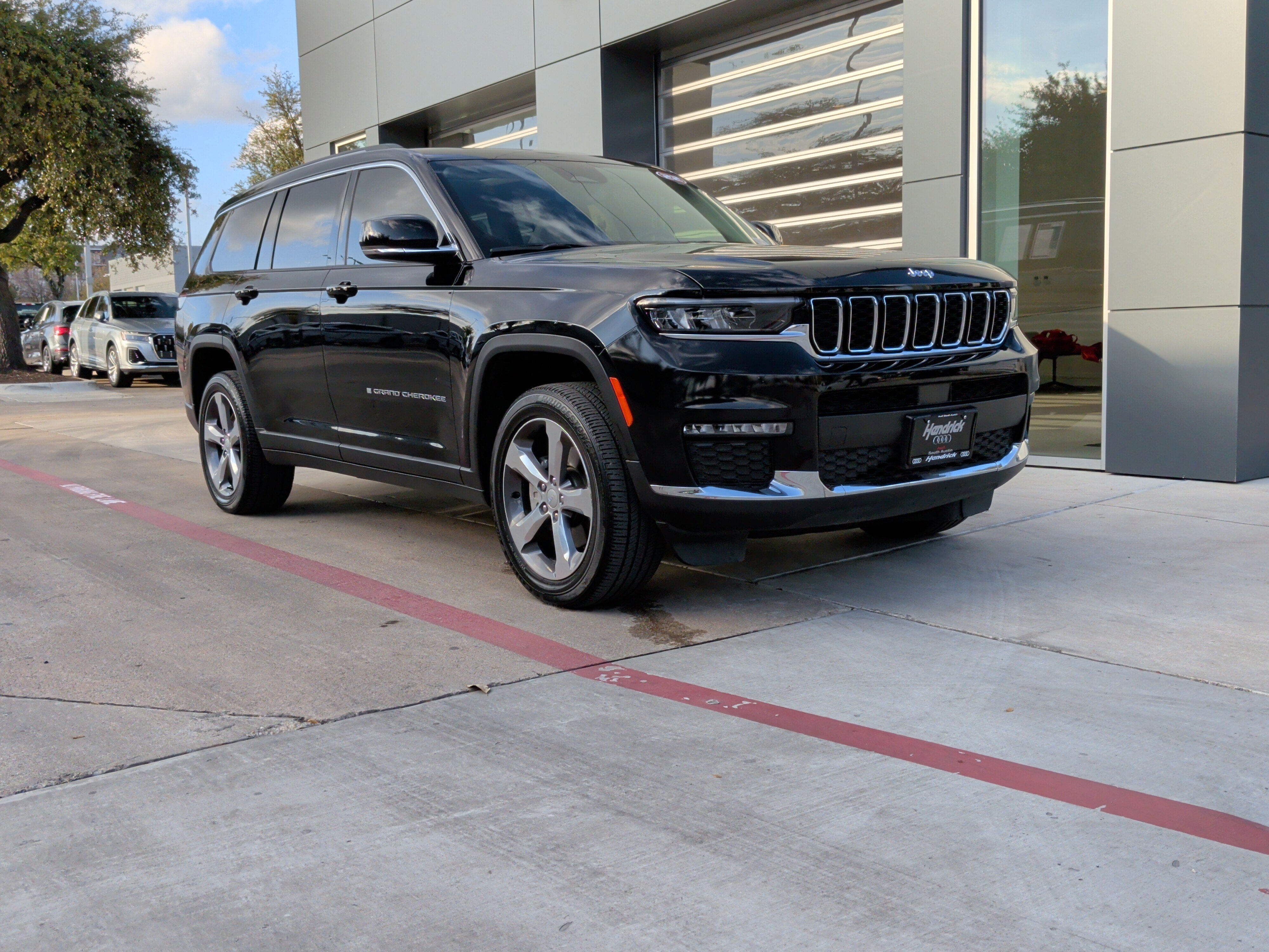 Used 2022 Jeep Grand Cherokee L Limited image 2
