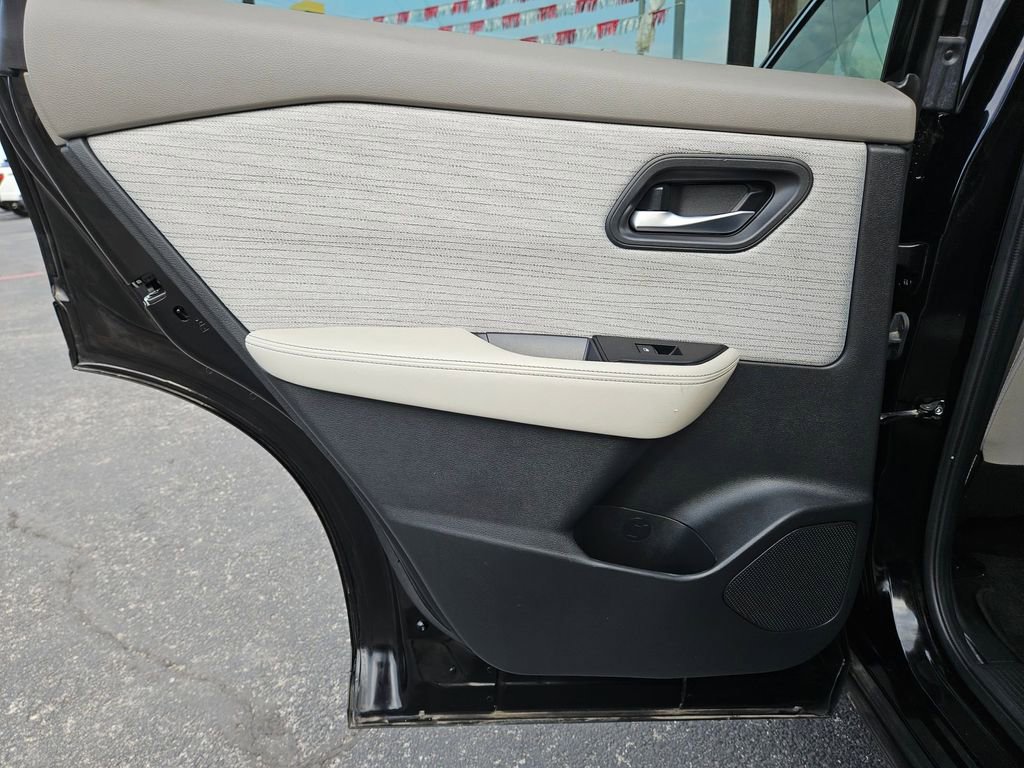 Used 2023 Nissan Rogue SV image 18