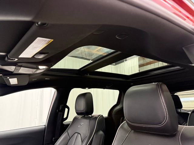 Used 2025 Chrysler Pacifica Limited image 6