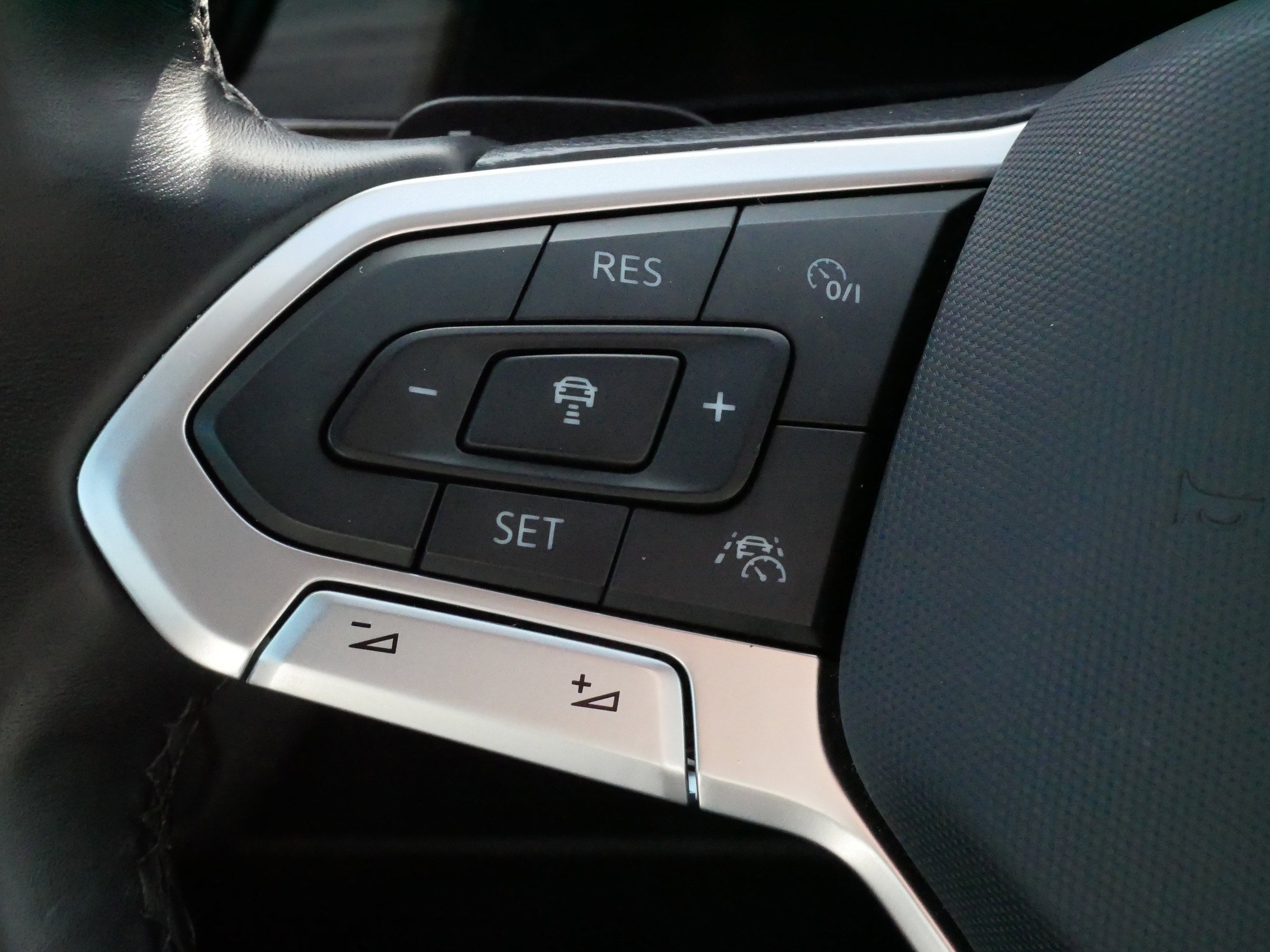 Used 2024 Volkswagen Atlas SEL Premium R-Line image 27