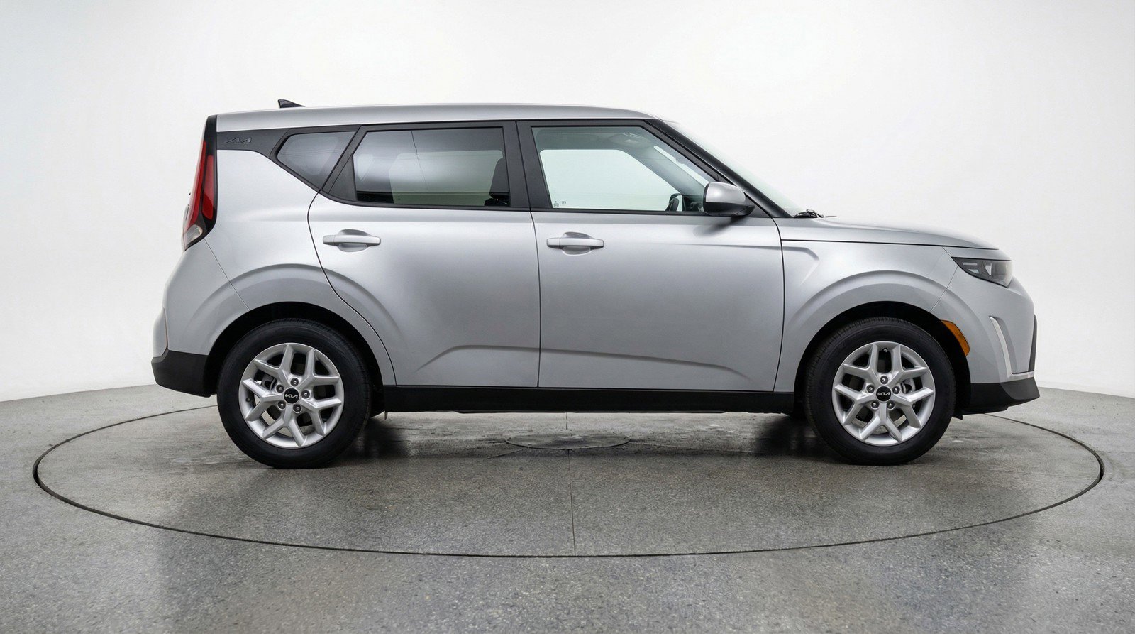 Used 2025 Kia Soul LX w/ LX Technology Package FWD image 11
