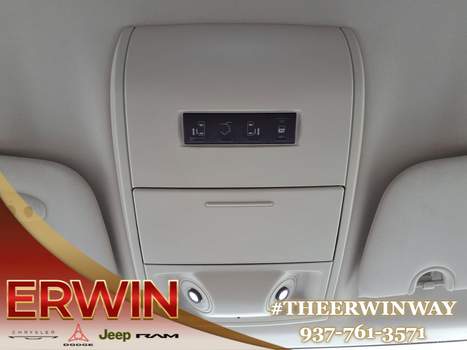 Used 2010 Chrysler Town & Country Touring FWD image 22